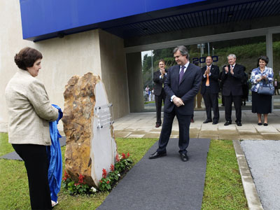 Durante el acto se descubri una placa en una gran piedra, smbolo de lo asentada que est la empresa en el tejido social...