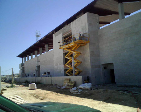 Una tijera Hune trabaja en el exterior del futuro estadio