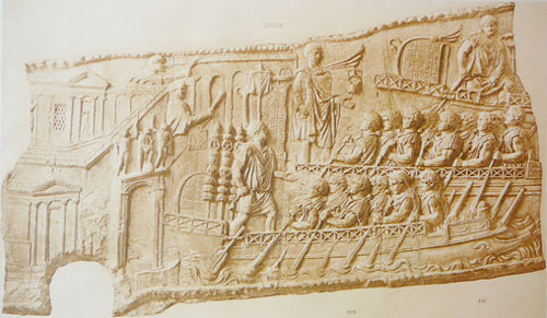 Relieves que representan embarcaciones romanas en la escena LXXIX de la Columna Trajana...