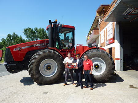 Entrega del tractor del tractor STX 435 a la empresa Lzaro Conextran, S.L.