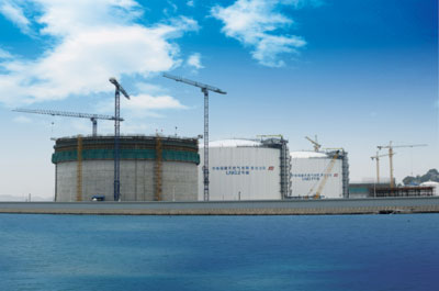 Las tres gr�as est�n construyendo 2 nuevos tanques, con capacidad para m�s de 300 M de litros de gas natural licuado cada uno...
