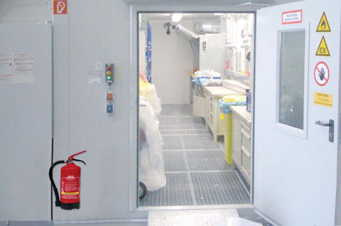 Uso del sistema F90 transitable que integra puesto de trabajo para sustancias peligrosas y extraccin