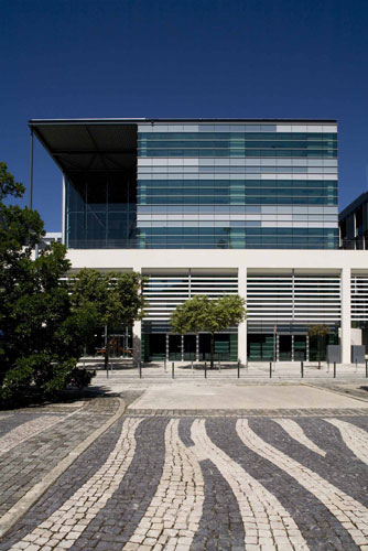 La fachada (izquierda de la imagen) de la entrada al edificio de oficinas de nueva construccin de Bouygues Inmobiliria en Lisboa, Portugal...
