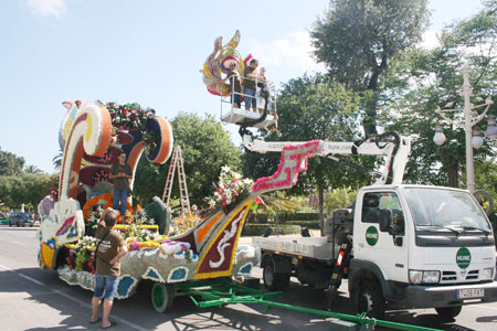 Hune rented a platform truck for the 'battle of the flowers' of Valencia