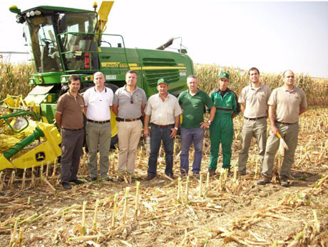 Instantnea de los representantes de John Deere Ibrica y del concesionario portugus junto al cliente...