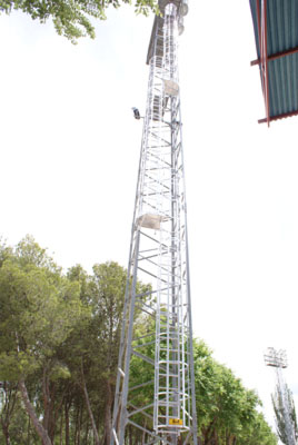Svelt ha proporcionado una solucin a medida para llegar a las torres de 17 y 23 m de altura del polideportivo
