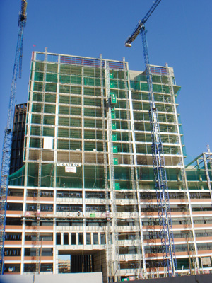 Los ascensores de obra son una herramienta fundamental para el trabajo en edificios altos. Foto: Alco