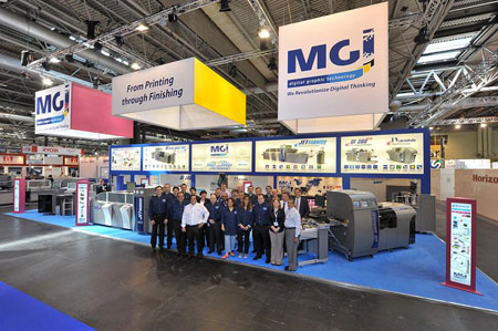 Foto de grupo en el stand de MGI en la pasada edicin de Ipex