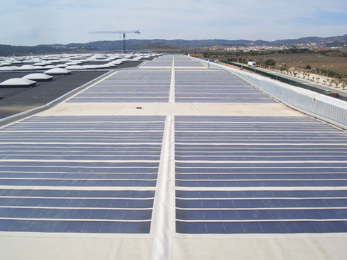 Paneles solares instalados en ProLogis Park Peneds