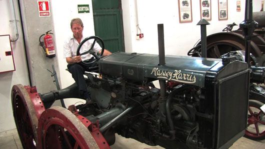 Joan Bosch, responsable del museo, montado en un tractor Massey Harris