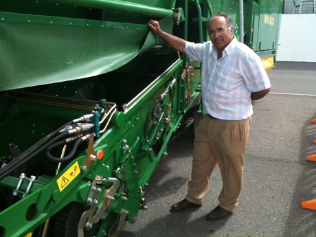 Jos Pita posa junto a la cosechadora WM 6000, en la pasada edicin de Agromaq 2010