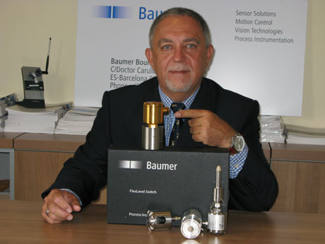 Emilio Martnez, director general de Baumer Bourdon-Haenni Espaa&Portugal, junto al premio LFFS de oro