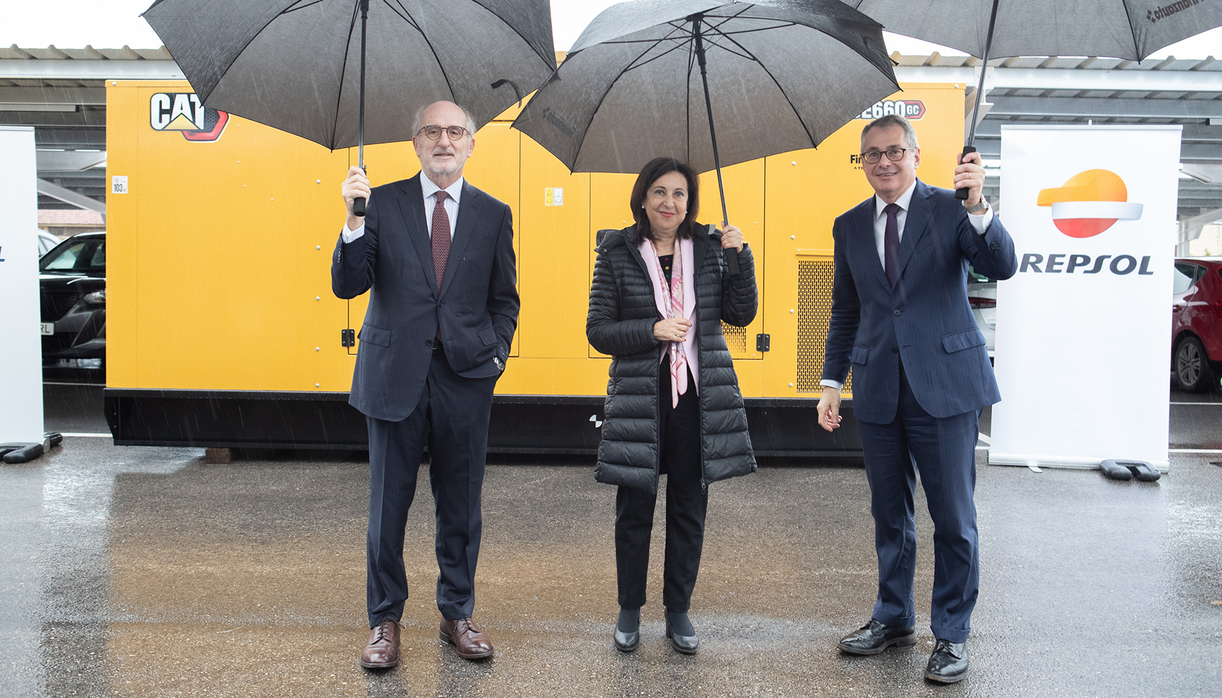 De izquierda a derecha: Antonio Brufau, presidente de Repsol, Margarita Robles, ministra de Defensa, y Pierre-Nicola Fovini, CEO de Finanzauto...