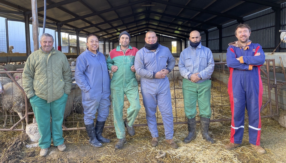Padre e hijo, junto a varios de los trabajadores de la explotaci�n