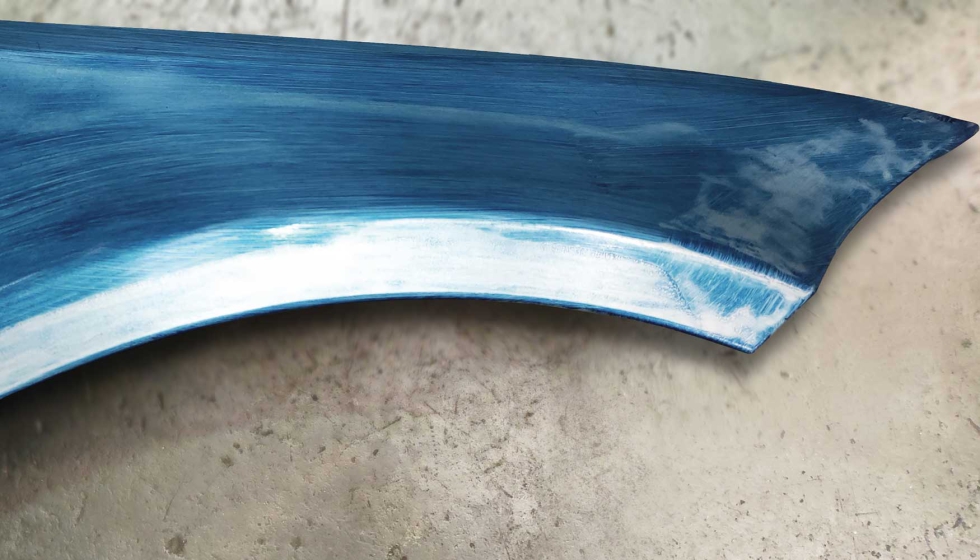 Aleta pintada de azul para el ajuste en operacin de doblado en el paso de rueda