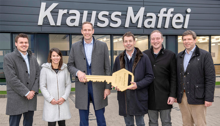 
El promotor del proyecto, VGP, entrega la llave a KraussMaffei: De izquierda a derecha...