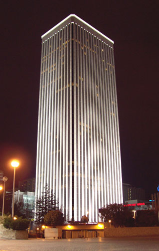 Vista nocturna de la Torre Picasso de Madrid, desde el ngulo sureste. Foto: Luis Garca