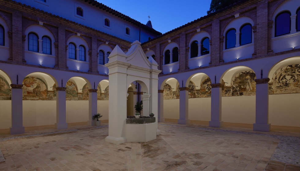 El antiguo convento de San Pnfilo en Italia ha sufrido una importante reforma, respetando la arquitectura existente...