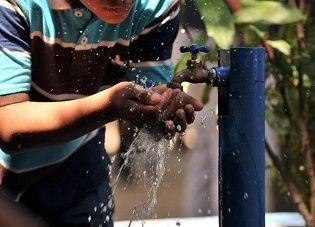 Programa del BID mejorar los servicios de agua potable y saneamiento en zonas de Argentina