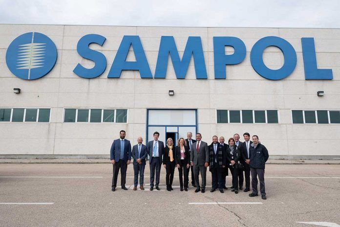 El Gobernador de Puerto Rico visita la planta de energa de SAMPOL en el Aeropuerto de Madrid Barajas