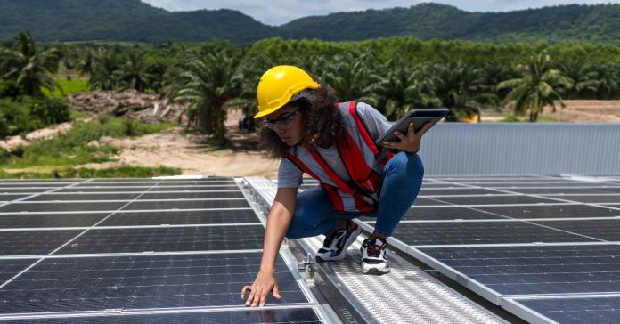 La energa solar fotovoltaica emplea a ms mujeres que cualquier otra energa renovable