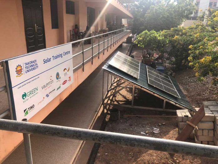Entrega de un centro de formacin solar de ltima generacin en Ghana