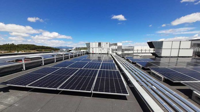 ISE Autoconsumo realiza una instalacin solar sobre cubierta y en marquesinas de aparcamiento para Len Farma