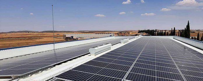 Soluciones fotovoltaicas completas, un paso ms all de la distribucin de material fotovoltaico