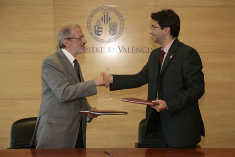 Esteban Morcillo, rector de la Universidad de Valencia, y Enrique Pastor, director regional de Schneider Electric para la zona Levante...