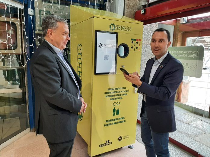El Mercado de Reus se suma a RECICLOS con la instalacin de una mquina que recompensa por reciclar