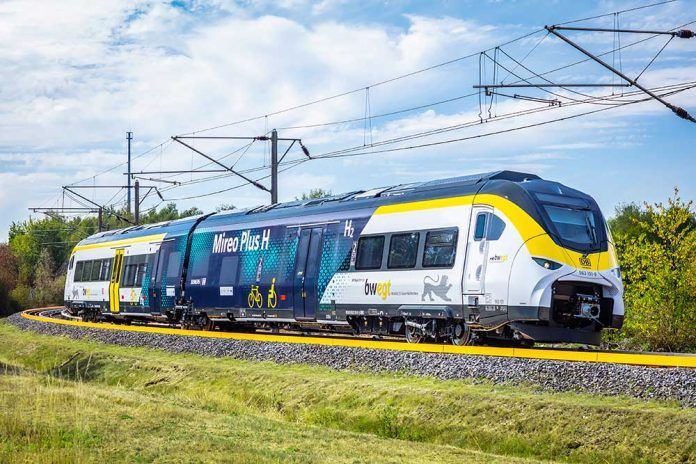 Siemens y Deutsche Bahn realizan el primer recorrido en pruebas de su tren de hidrgeno y testan su sistema de reabastecimiento...