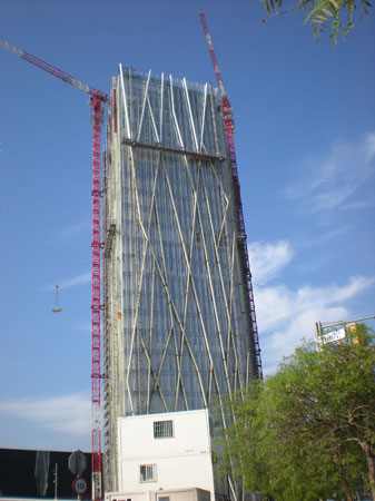 El edificio, de 24 plantas, tiene una altura de 110 metros