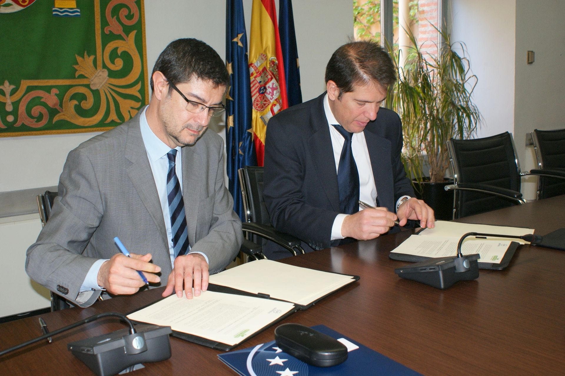 Juan Avila y Oscar Martn firman el convenio de colaboracin