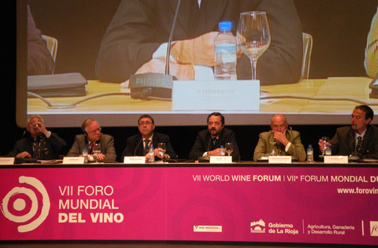 Hernn Ojeda (en el centro) durante su ponencia en el pasado VII Foro Mundial del Vino, celebrado en Logroo