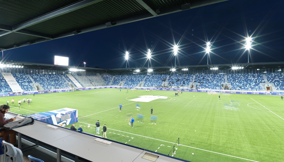 El objetivo del proyecto era priorizar la iluminacin en el campo de futbol y no en los accesos y exterior del estadio. Foto: Moritz Hillebrand. www...