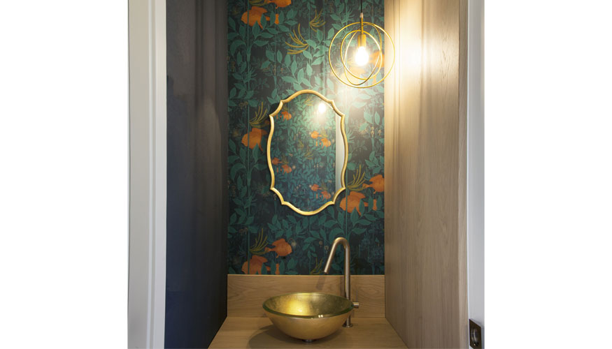 Amarantostudio firma este elegante lavabo dorado de Lenabeta by Samo