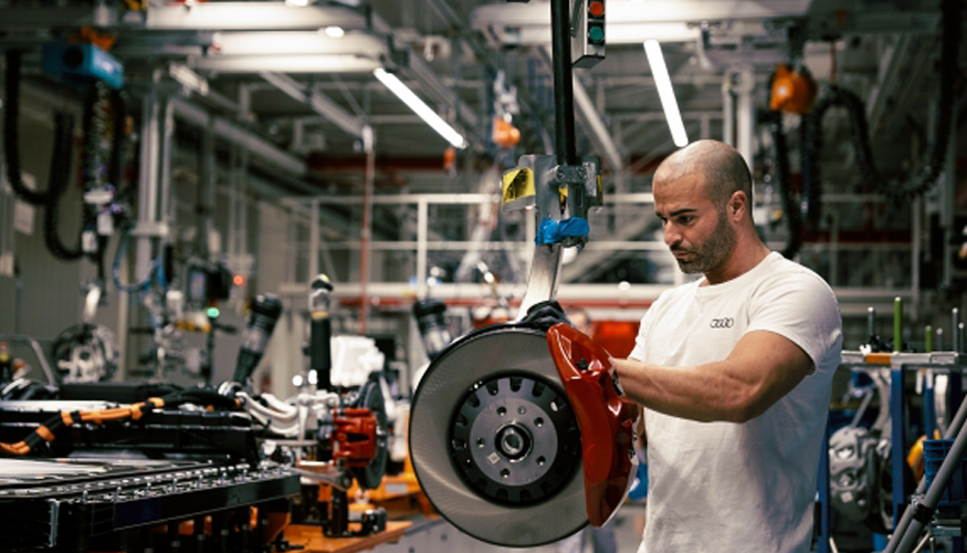 El grupo planea una inversi�n de 500 millones de euros antes de 2025 para formar a los trabajadores de las factor�as de cara al proceso de...