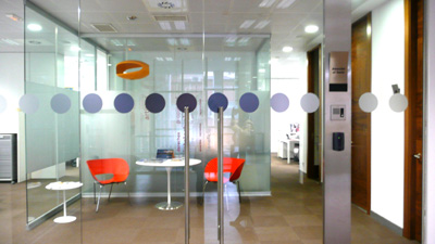 Savills utiliza espacios abiertos con mobiliario de dise�o