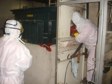 Trabajadores con equipos de proteccin individual retirando aceites con PCB