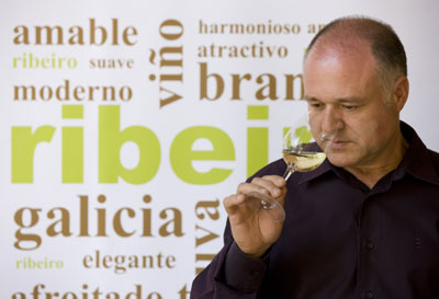 La riqueza de variedades de uva que se cultiva en el Ribeiro aporta singularidad a sus vinos, segn Luis Anxo