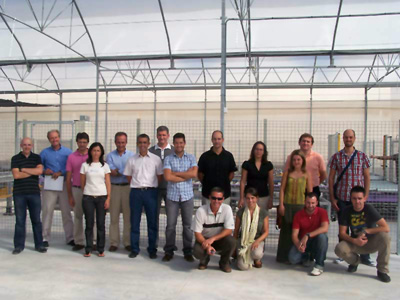 Los investigadores y tcnicos, en el invernadero de la Estacin Experimental donde tiene lugar la investigacin
