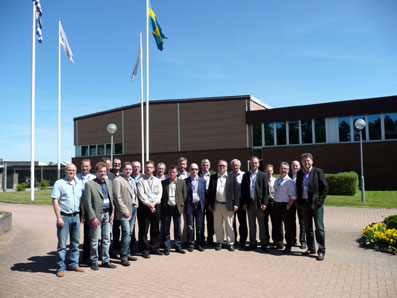 Los participantes del viaje de estudios de Femib frente a la planta de Elitfoenster AB en Vetlanda, Smland