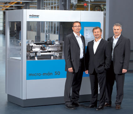Hans-Peter Mnner, presidente y CEO del Grupo Mnner (en el centro) con los dos directores gerentes de Otto Mnner Engineering GmbH...