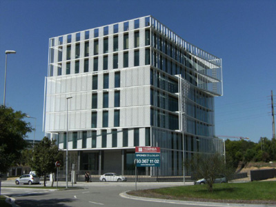 Cliensor destaca por su innovadora fachada con elementos decorativos de aluminio y de unos paneles de protecci�n solar