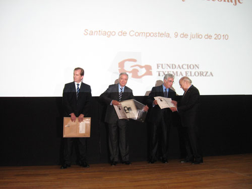 Luis Franco, a la derecha, recibe la escultura en bronce y piedra de Jos Ramn Casas de manos de Jordi Pujol...