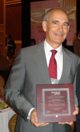 Rafael Mujeriego, de Asersa, con el premio concedido por la American WateReuse Association