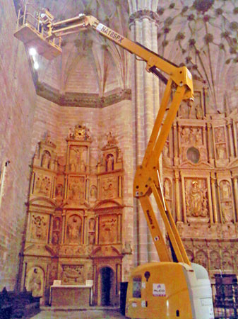 Plataforma Alco en el interior de la Catedral de Barbastro