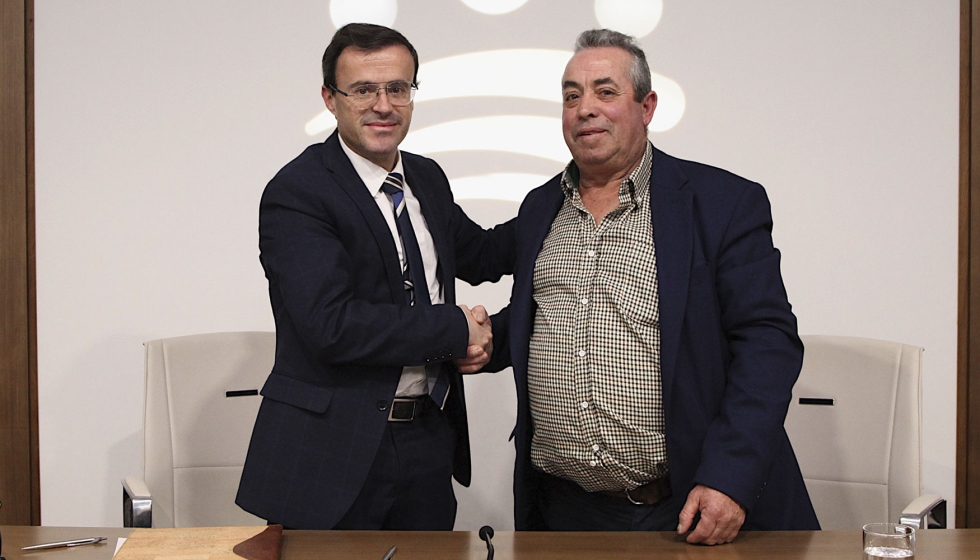 Firma del convenio de colaboraci�n entre Miguel �ngel Gallardo, presidente de la Diputaci�n de Badajoz, y Luis Fern�ndez...
