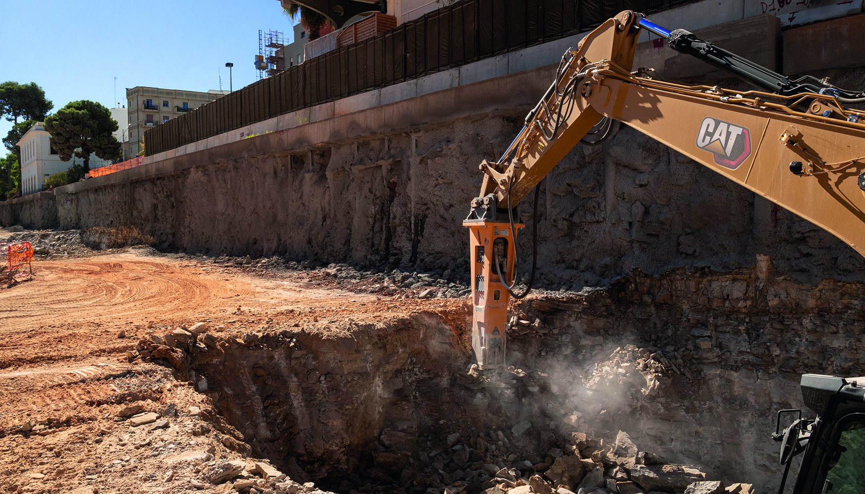 Martillo HP 5000 acoplado a excavadors CAT 330