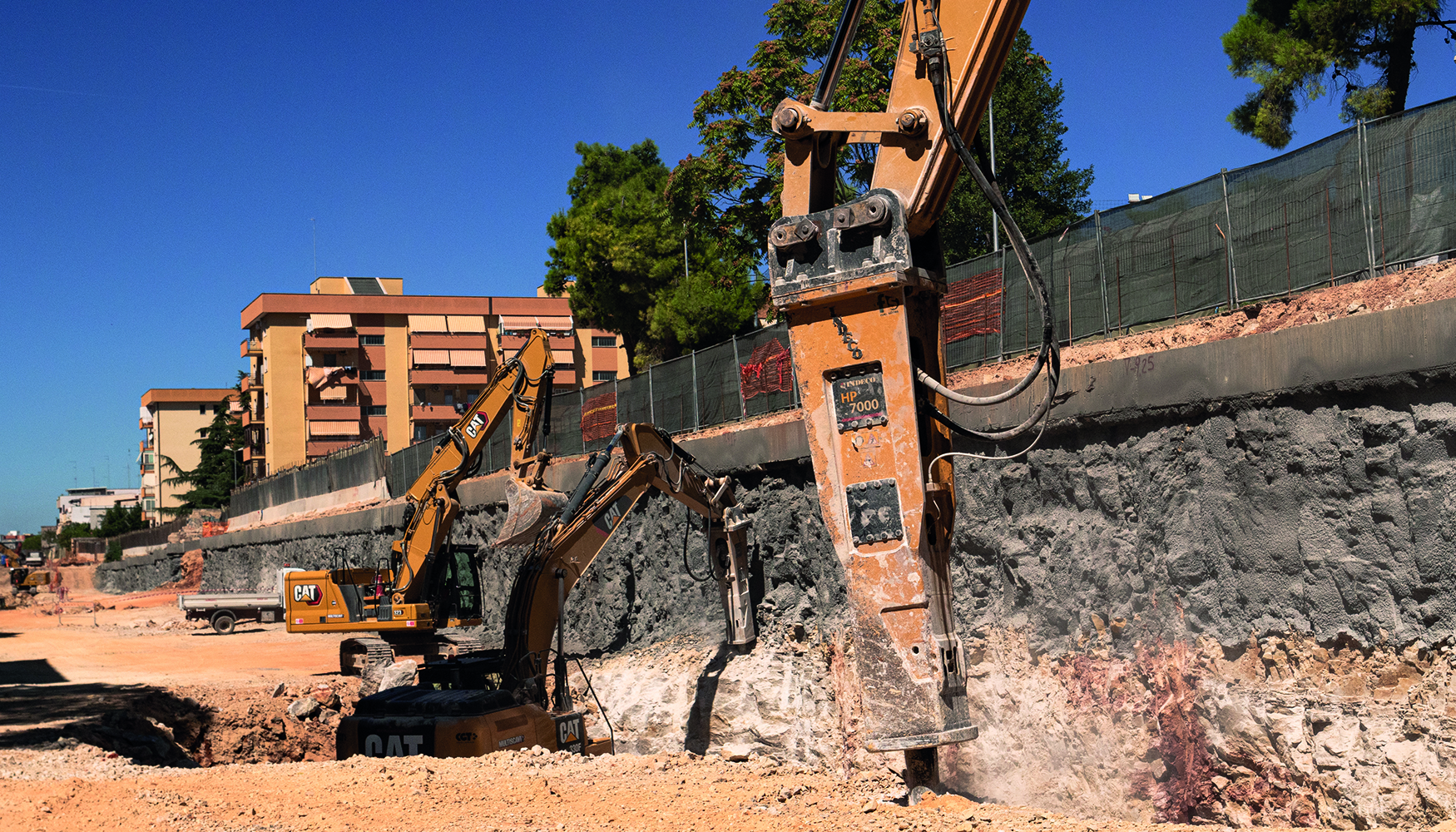 Martillo HP 7000 acoplado a una excavadora CAT 340